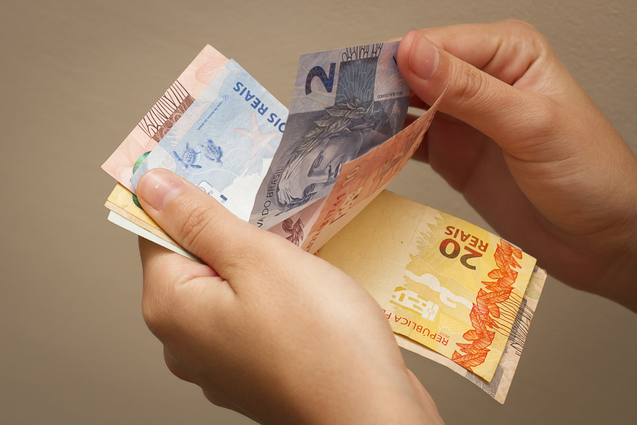 Governo reduz de R$ 1.079 para R$ 1.067 proposta para o salário mínimo em 2021